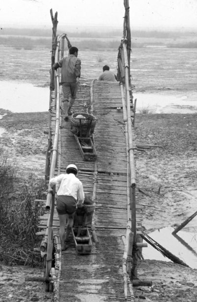 组照之四-1990年老照片《灵昆竹桥2》灵昆渔民下海涂捕海鲜必经之路