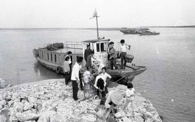 组照之一1989年老照片《灵昆渡船》30多年前.那时灵昆岛还是“水路一条只能靠渡轮摆渡。1