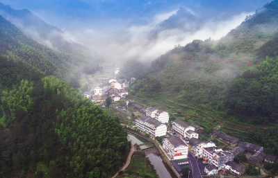 《俯瞰云雾平阳绿色环保水口村》组图5