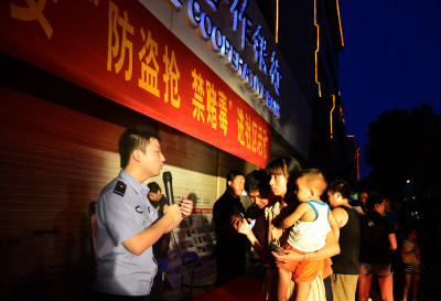开发区公安开展“防盗抢禁赌毒”进社区活动组图3
