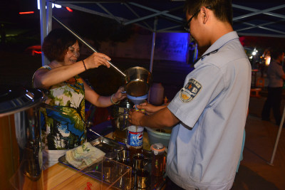 开发区警民爱心伏茶点组图4