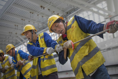 铁建工人迎着朝霞，赶着暮色为铁路无私奉献