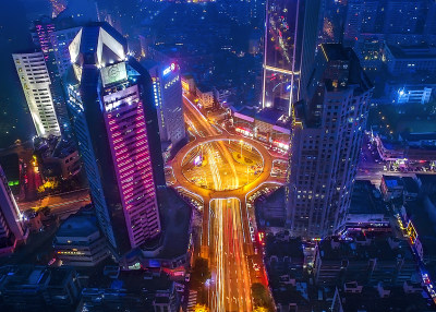 汽车灯光轨迹所产生的流光溢彩​，犹如都市的动脉