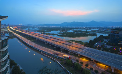 瓯海大道的高架建成，提升了温州交通速度，进一步缓解车辆堵车现象