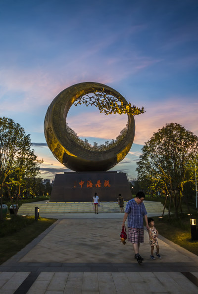 园内绿树成荫 风光秀丽，是健身 休闲与娱乐好公园