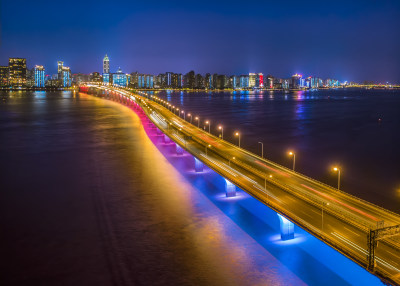 汽车灯光轨迹所产生的流光溢彩​，犹如都市的动脉