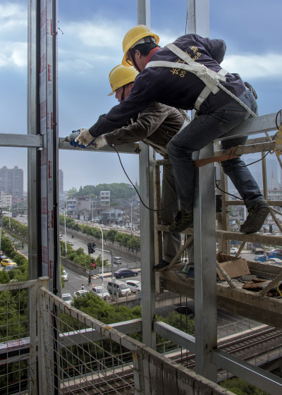铁建工人迎着朝霞，赶着暮色为铁路无私奉献