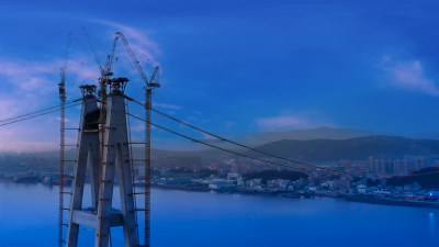 世界上首座三塔四跨、双层钢桁梁悬索大桥