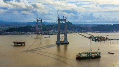 2公里长的主桥分110个节段，利用全国首台千吨级缆吊机起吊施工