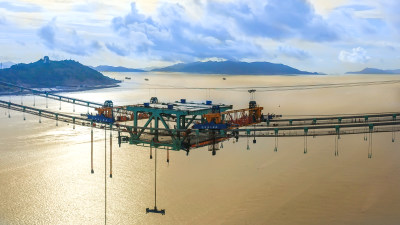 首座三塔四跨双层钢桁梁悬索桥，采用跨缆吊机+接力吊装工艺，系国内首创。