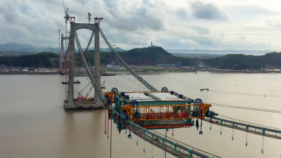 三塔四跨双层钢桁梁悬索桥，采用跨缆吊机+接力吊装工艺，系国内首创