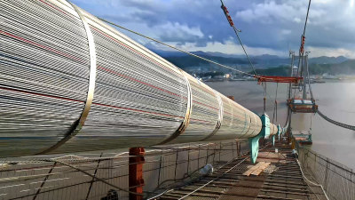 主缆由169根索股组成，单根索股长约2300米，重约54吨