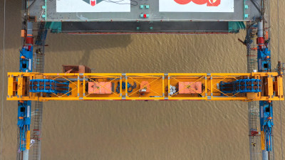 2公里长的主桥分110个节段，利用全国首台千吨级缆吊机起吊施工 