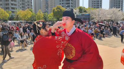 夫妻合卺结良缘 连理交杯觞饮欢