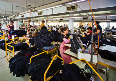 民营新秀·华亨服饰厂的工人们在各个岗位上各献神通