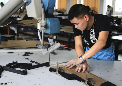 民营新秀·华亨服饰厂的工人们在裁剪衣服