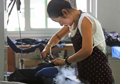 民营新秀·华亨服饰厂的工人们在烫衣服