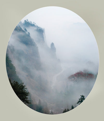 《雾漫红枫岭》