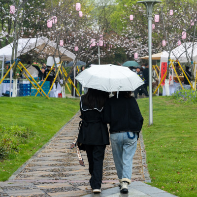 樱花雨中逛集市02