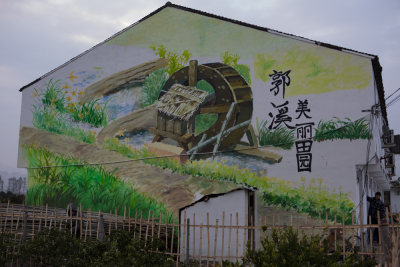 经过整治后的田边农屋成了靓丽的风景线。