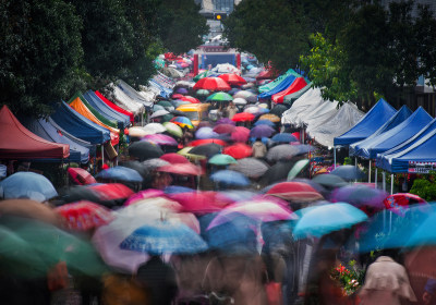 雨中之人潮