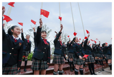 四：温州市外国语学校的学生唱起了《我爱我的祖国》。