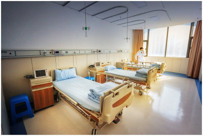 八：2月5日，短短几天，医院首批2个病区共100张床位准备就绪。