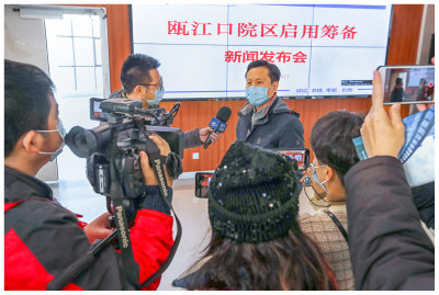 二：2月1日，温医大附二院院长沈贤向媒体介绍医院建设进度。