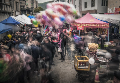 拍于瞿溪庙会集市,卖气球的大哥在挑最好看的给顾客