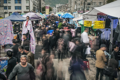 拍于瞿溪庙会集市,叫卖被单摊主站的高,叫得响.