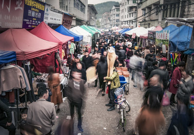 拍于瞿溪庙会集市,卖内衣大叔背着大腿在中间叫卖