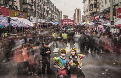 拍于瞿溪庙会集市,街头送花发微信的小姑娘