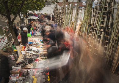 这组作品拍于瞿溪集市，二月初一庙会，人们购置生活必须品，穿梭在乡镇的大街小巷中。