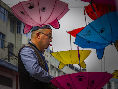 3撑起小伞招客来