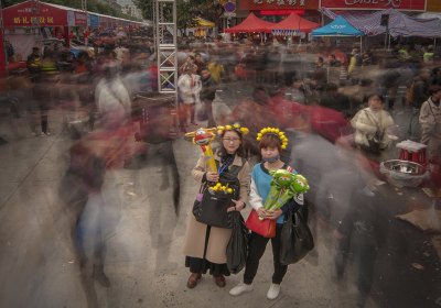 这组作品拍于瞿溪集市，二月初一庙会，人们购置生活必须品，穿梭在乡镇的大街小巷中