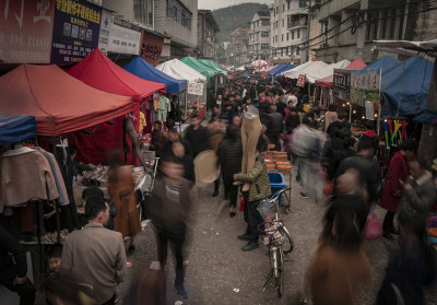 这组作品拍于瞿溪集市，二月初一庙会，人们购置生活必须品，穿梭在乡镇的大街小巷中