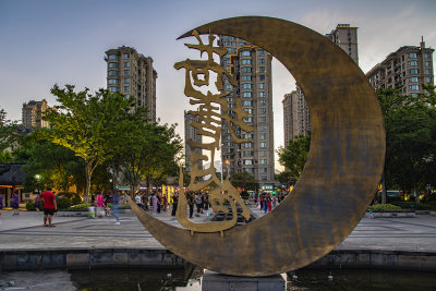 市民们晚饭后在公园做各种健身活动的场面，生活的幸福感。