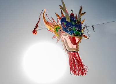 在瓯江口政府所在地举行，风筝龙空中飘扬