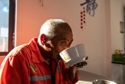 这组照片拍摄于瓯江口，环卫工人用餐时的情景。