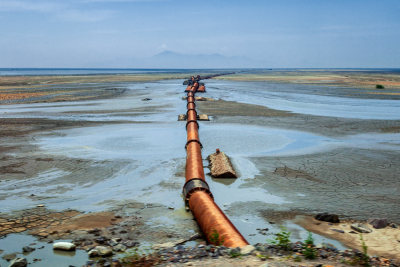 组照1：2015年6月拍摄，围垦工程进行中，长长的管道伸向大海，与采砂船链接。