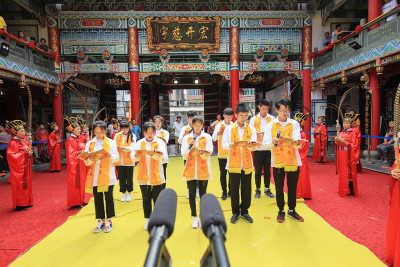 温州各界人士纪念孔子诞辰2569年释典礼。