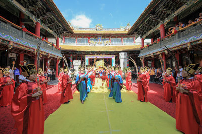 温州各界人士纪念孔子诞辰2569年释典礼。