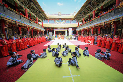 温州各界人士纪念孔子诞辰2569年释典礼。