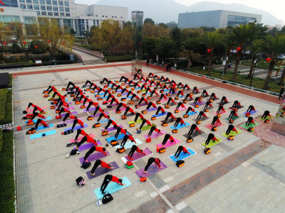 龙湾区清晨之光瑜伽爱好者组织一百余人在龙湾区府广场举行迎接新年第一轮曙光活动。