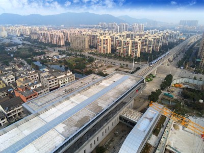 鸟瞰轻轨车驶向龙湾