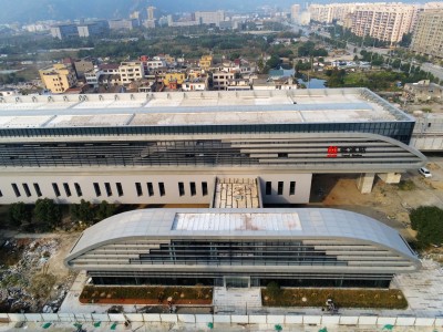 鸟瞰轻轨车驶向龙湾