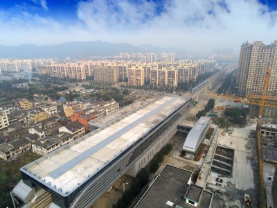 鸟瞰轻轨车驶向龙湾
