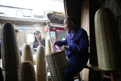 门外路过的行人不停往里看他。