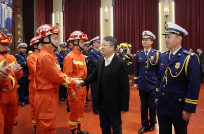 区委书记王振勇和队员握手