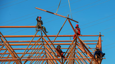 远景工人搭建市场